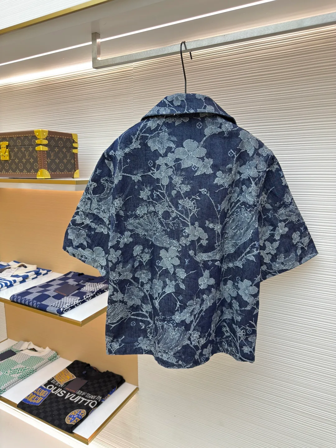 LOUIS VUITTON floral embroidered letter short-sleeved shirt ●Authentic product: Purchased and developed for 9499 ●Item number: 1680178-B40 ●Fabric: denim fabric ●Technology: jacquard production ●Version: fitted version ●Weight: about 770 grams ●Size: S-M-L-XL ●Description: Made of customized cotton jacquard denim fabric, 100% cotton imported yarn, decorated with floral and surf pattern designs throughout, Monogram pattern is depicted on it, the jacquard is integrated with the fabric, and the placket is molded with customized pearlescent buttons with LV letter logo, truly 1:1 copy. The overall wiring is straight and delicate, the fabric is comfortable and soft, and the color is consistent without color difference. It can be matched with the same style to create a fashionable look and control various occasions. Customized accessories, complete with three standards, same style for men and women!